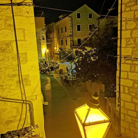 Stari Grad * Makarská