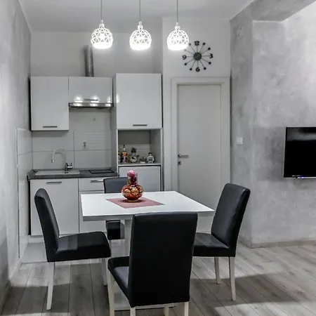 Stari Grad Apartment *
