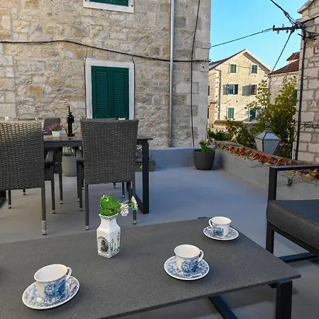 Stari Grad * Makarská