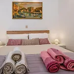 Stari Grad Apartment *
